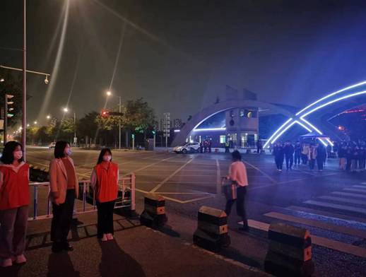 輔導(dǎo)員和志愿者通勤值守