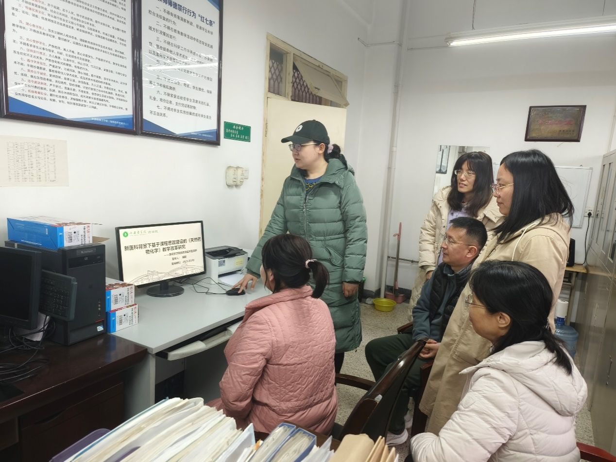 女人在房間里低可信度描述已自動生成