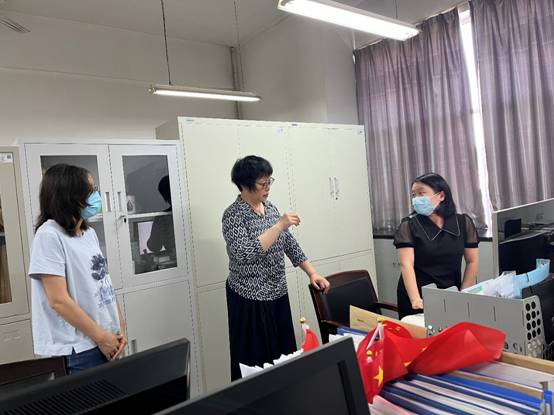 圖片包含 室內(nèi), 人, 男人, 桌子描述已自動生成